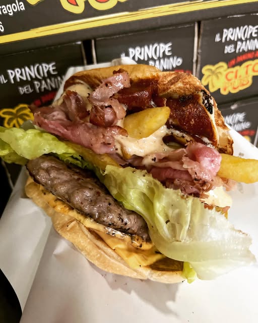 Panino Cito Pub con hamburger, bacon, patatine, insalata e salsa