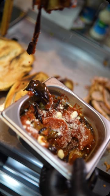 Preparazione di un panino Cito Pub con salsa versata al momento